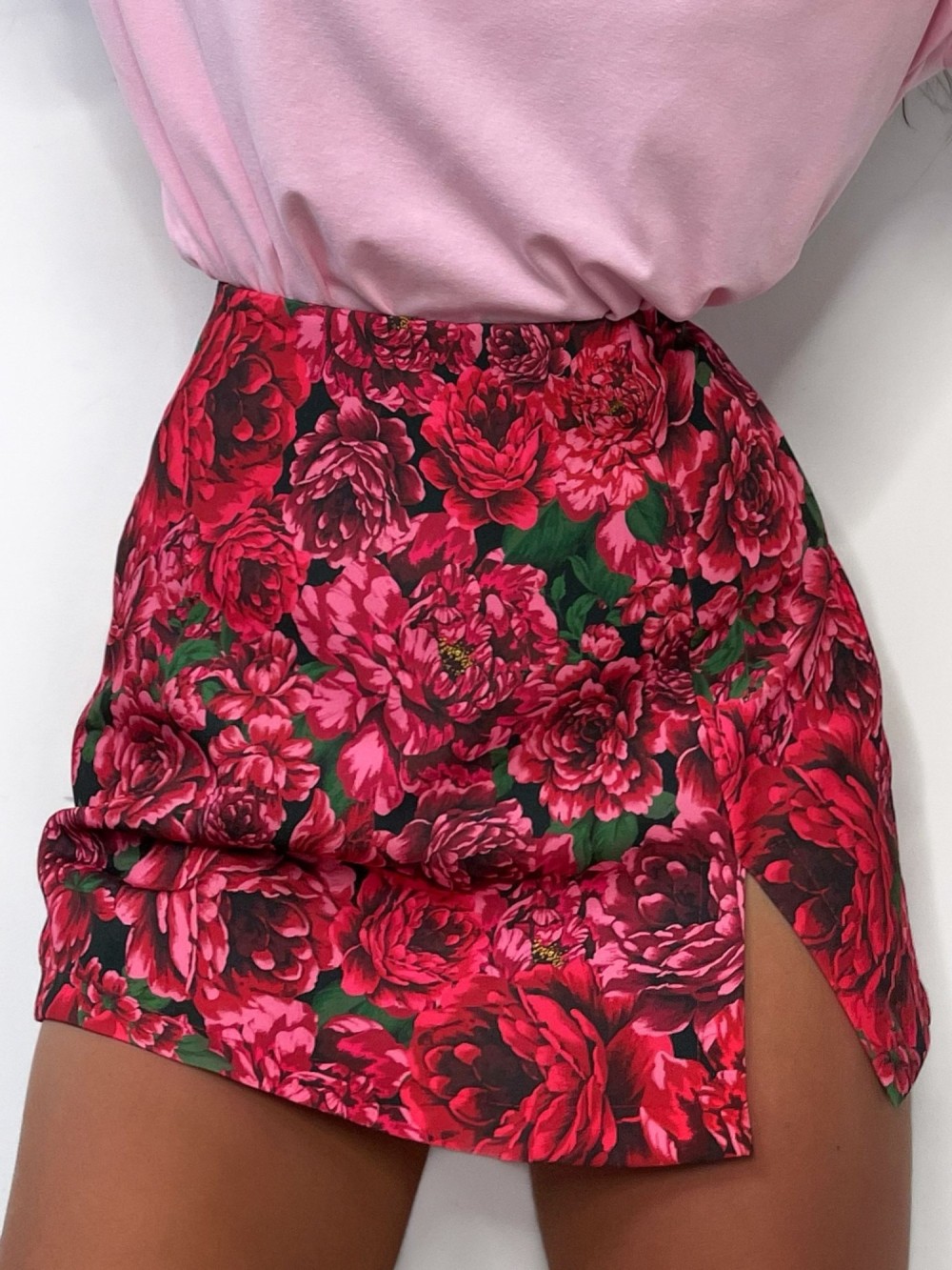 Eleganckie spódnico-spodenki Astrit w róże Czerwone